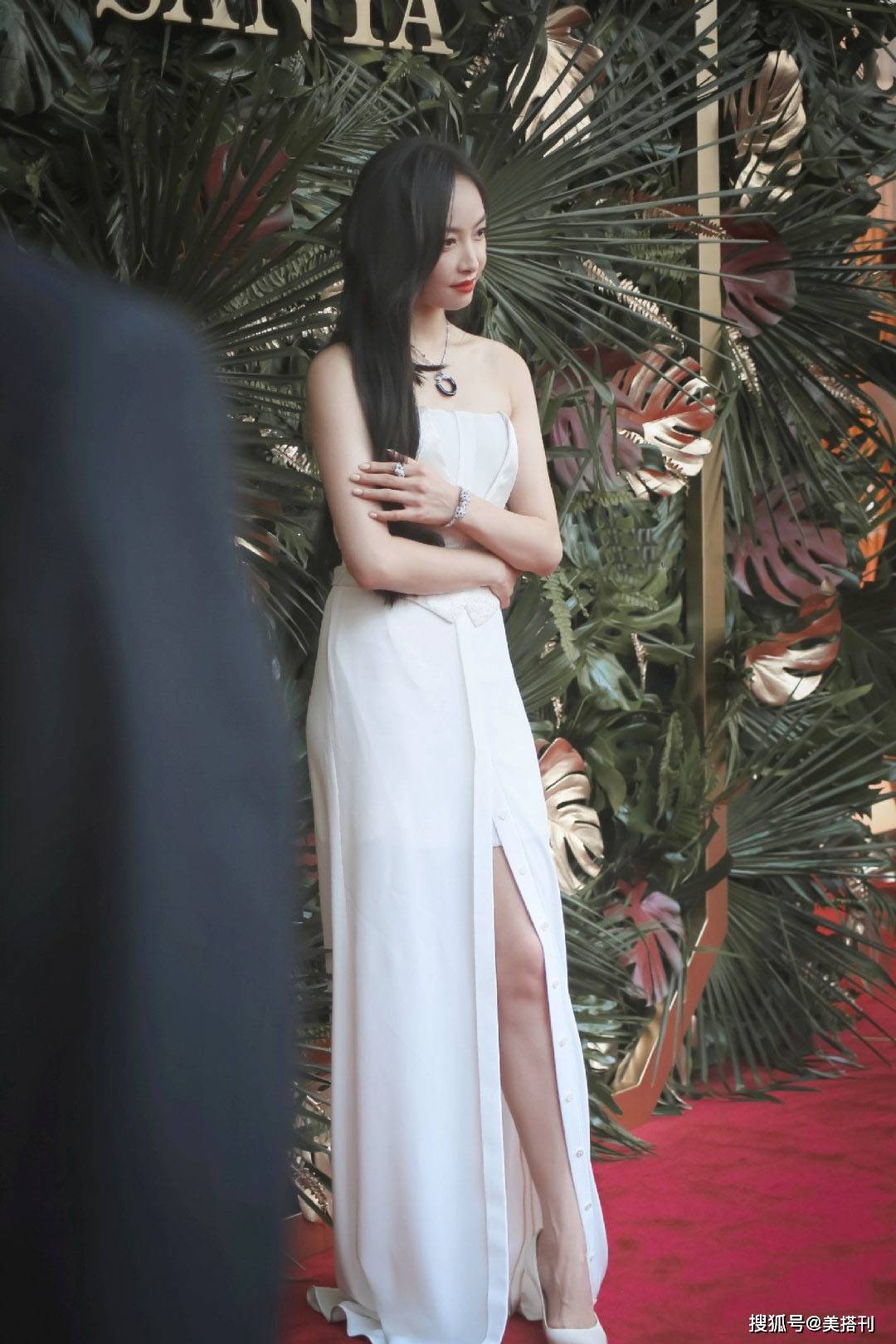 身材|金鹰女神候选人宋茜生图惊艳，一袭抹胸开叉裙，身材凹凸颜值能打