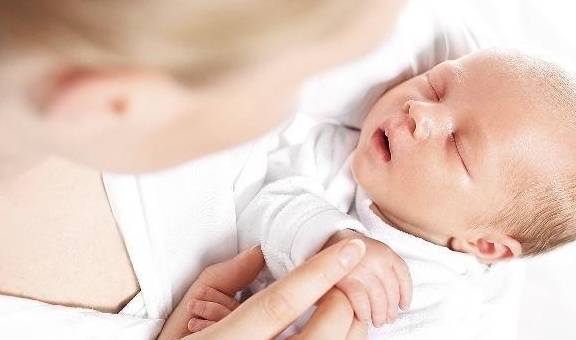 孩子|宝宝消化不良了，3个小妙招教妈妈正确应对孩子吐奶放屁有奶瓣