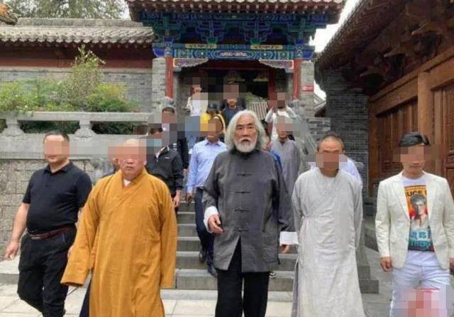 69歲張紀中首訪少林寺，走路踉蹌顯老態，網友稱：不像能生二胎 娛樂 第1張