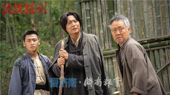 济南人侯京健主演的《伟大的转折》等3部作品荣获"优秀电视剧奖"