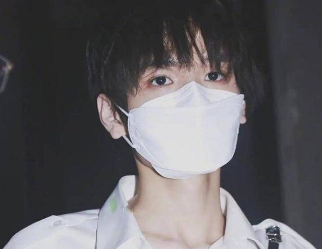 曲中人口罩_戴口罩的卡通图片