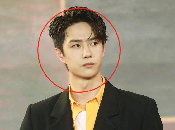原创王一博活动生图曝光没有了美颜滤镜漫撕男真实颜值暴露了