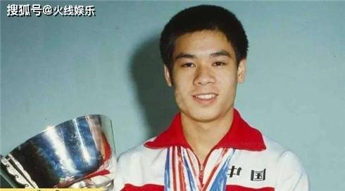 郭德纲|郭德纲是公认的“时装杀手”,于谦的代言,造型有点辣眼