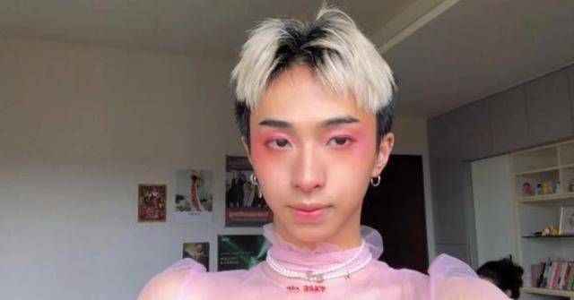 伊能静儿子晒女装照后，再发与男女同学亲吻照