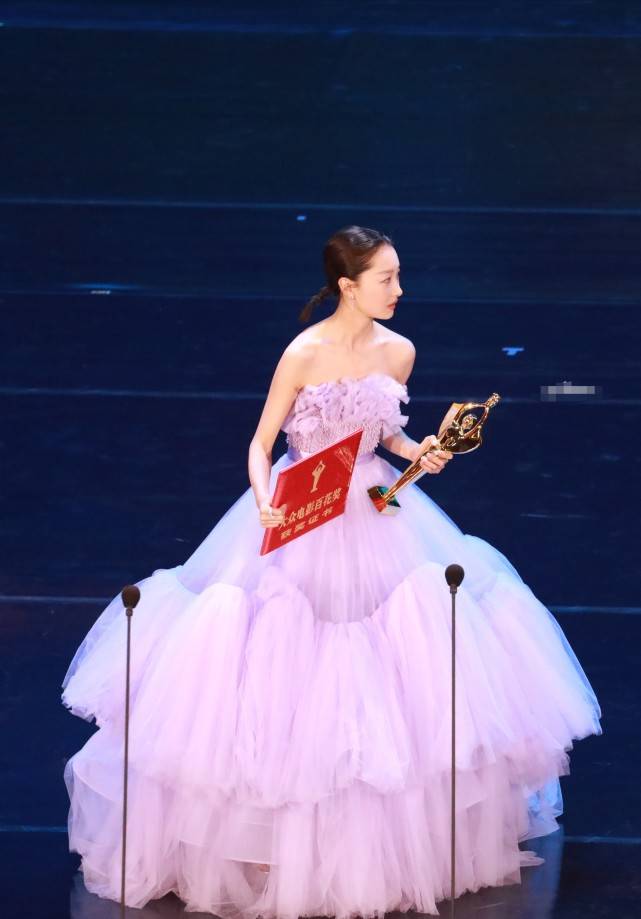 倪妮无眉造型被曝,80后谋女郎大胆挑战高级感 网友:太敢了