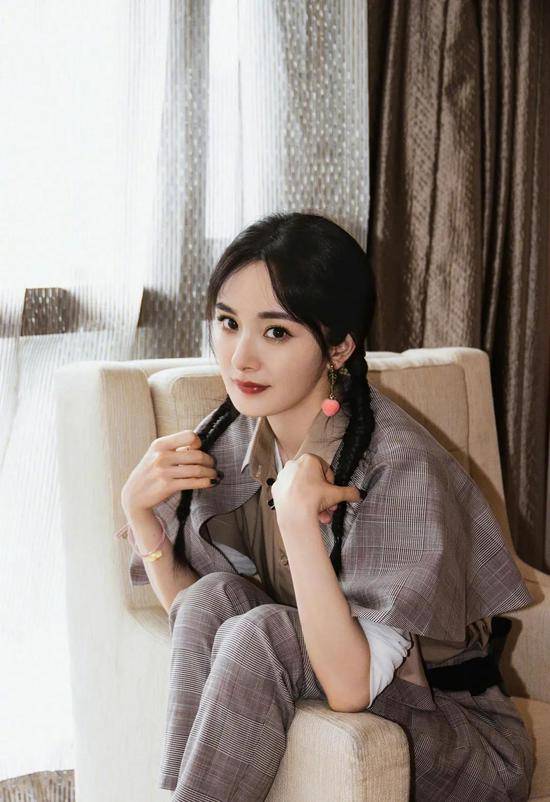 赵露思|发量王者赵露思的减龄搭配你也可以学