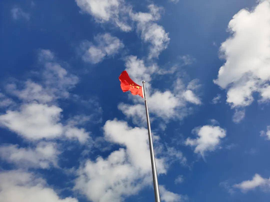 《弘扬爱国主义精神,争做新时代追梦人》的国旗下讲话