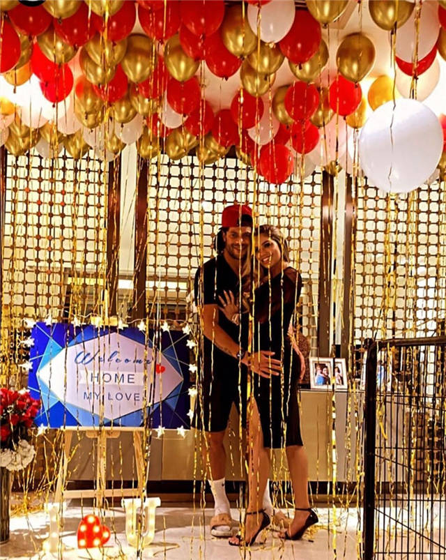 前妻|原创中超巨星结束分居！手的位置太豪放，前妻侄女变女友笑得合不拢嘴