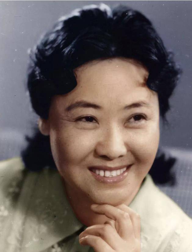 歌唱家郭兰英:刚出生就被抛弃,30岁瘫痪丈夫离世,至今