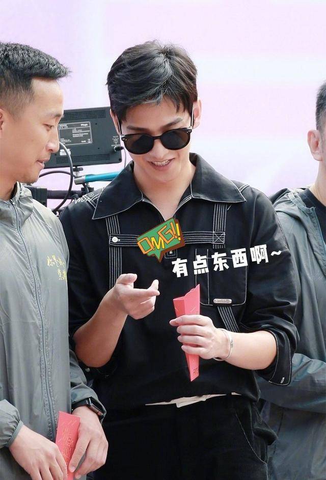 红包|原创《你是我的荣耀》开机路透曝光,热巴气质足,杨洋偷瞄红包太可爱