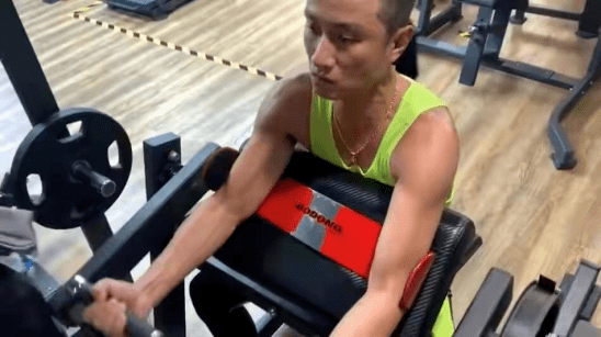 手臂|36岁文章现身机场，肩膀宽厚手臂都是肌肉，身材健硕很有男人味