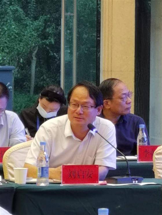 湖北航空技术学校校长刘启安,华容区区长夏鑫分别代表湖北航空技术