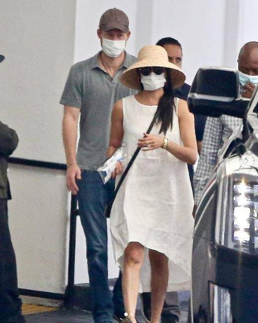 梅根|梅根太不知感恩了！花着王室的钱做华丽造型，还说王室的百般不是