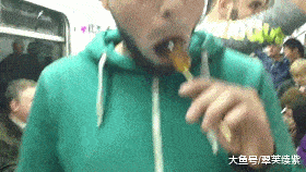 搞笑gif:大姐,门票都买了,哭着也要走完啊