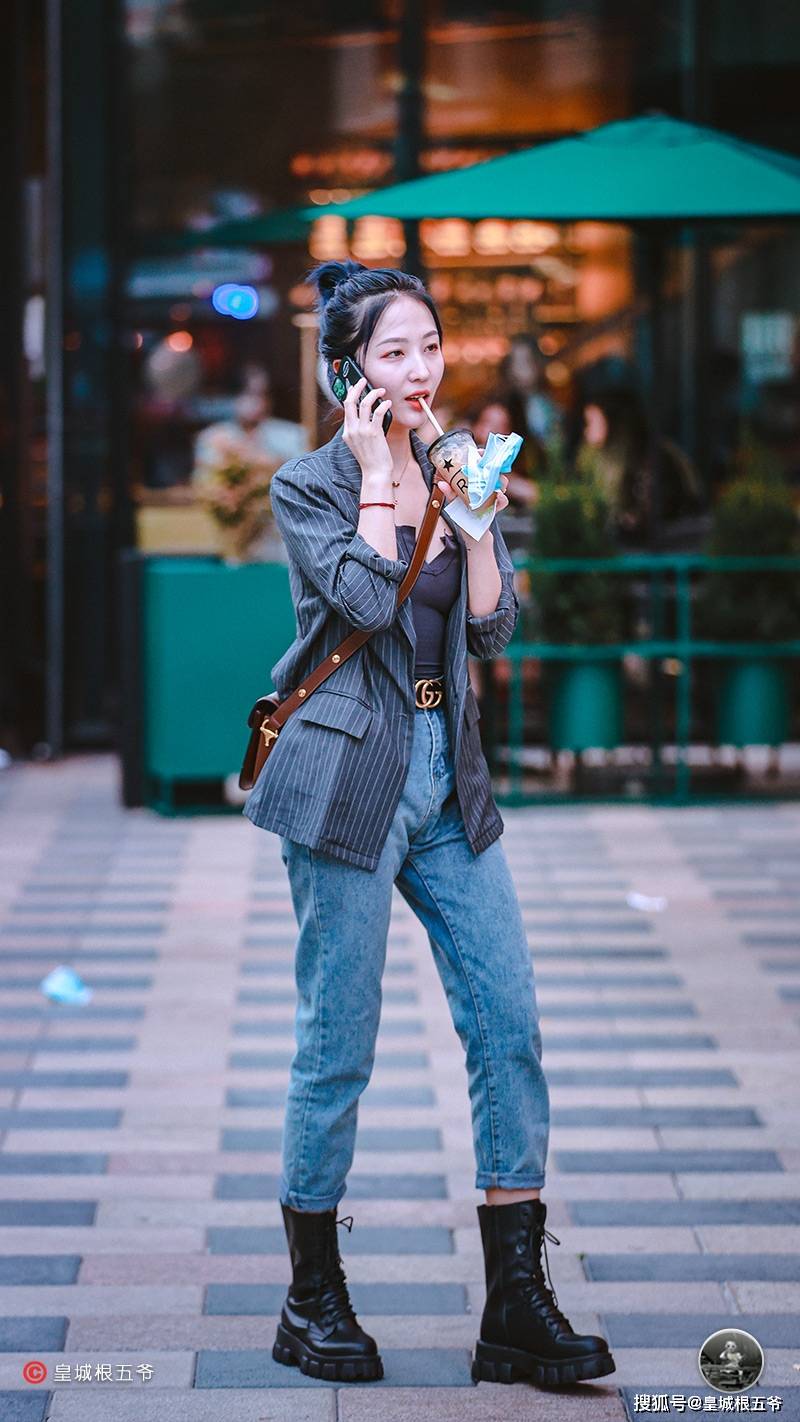 时尚|街拍：其实普通的服装搭配在一起也能够创造出意想不到的效果