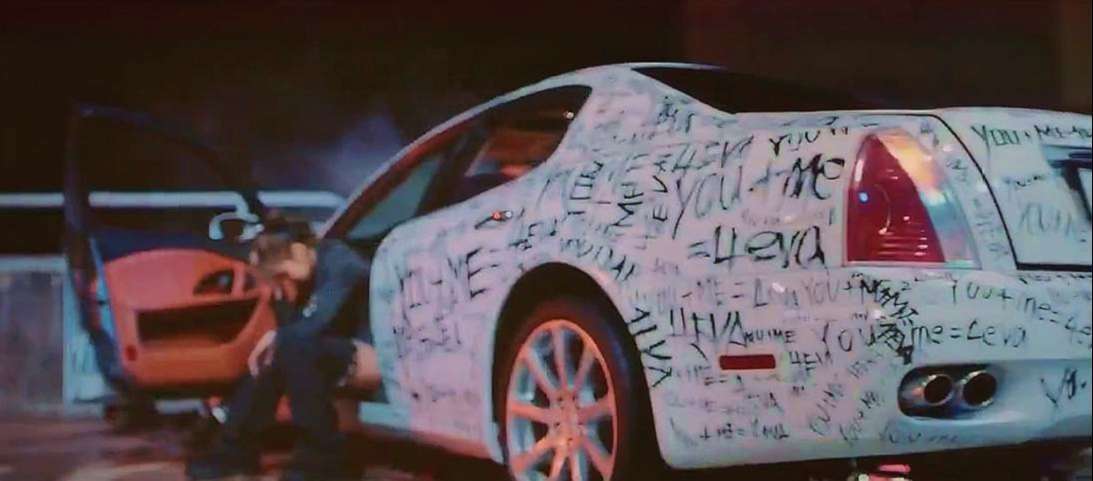 Lisa|blackpink新专视频预告：jisoo崩溃奔跑，Lisa依靠在一个男人怀里