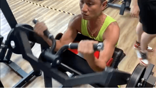 手臂|36岁文章现身机场，肩膀宽厚手臂都是肌肉，身材健硕很有男人味