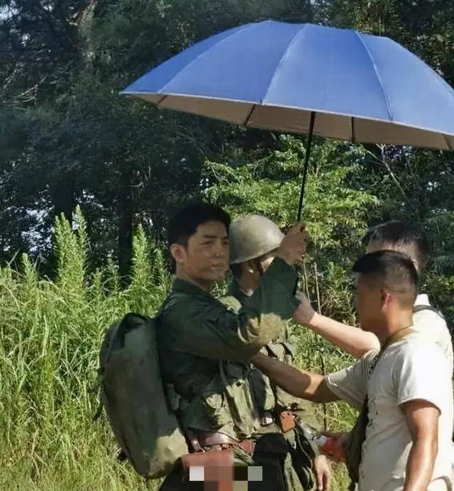 代拍|原创肖战复工遭私生疯狂拥堵，一路狂奔离开，私生饭为何如此疯狂？