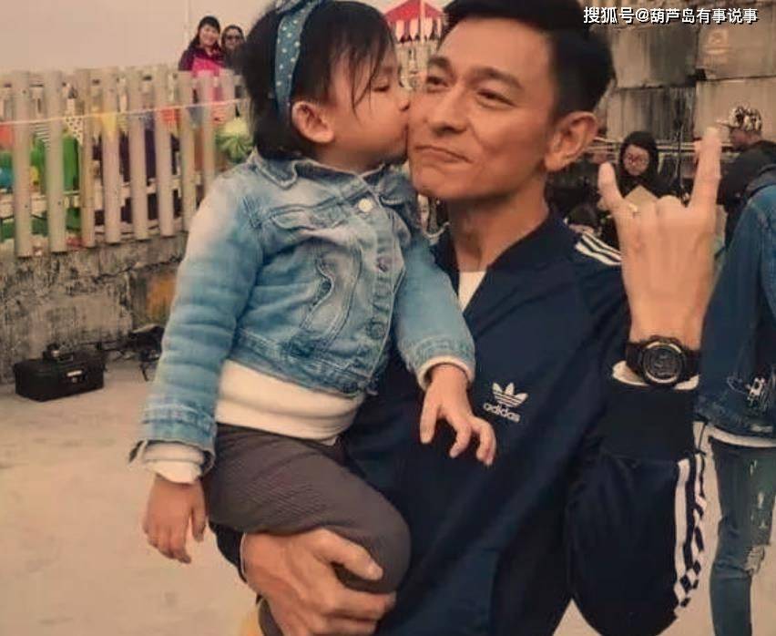 原创老来得子的刘德华,成了名副其实的女儿奴,连周润发都看不下去了