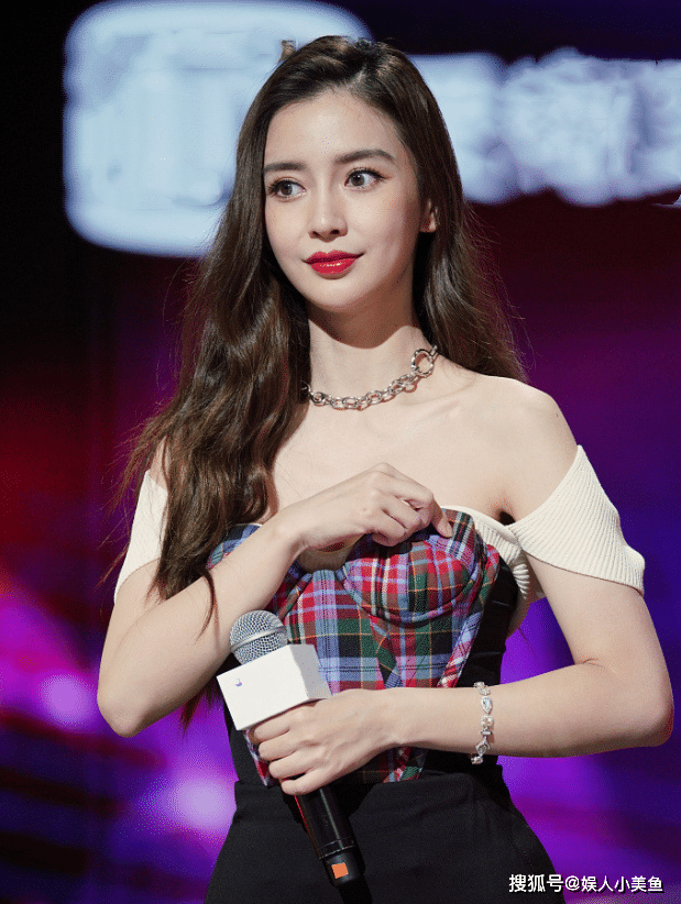 Baby|Baby强穿抹胸裙，上台后滑落，当场整理这个部位真尴尬