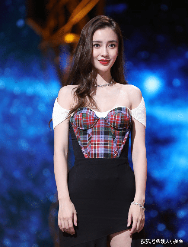 Baby|Baby强穿抹胸裙，上台后滑落，当场整理这个部位真尴尬