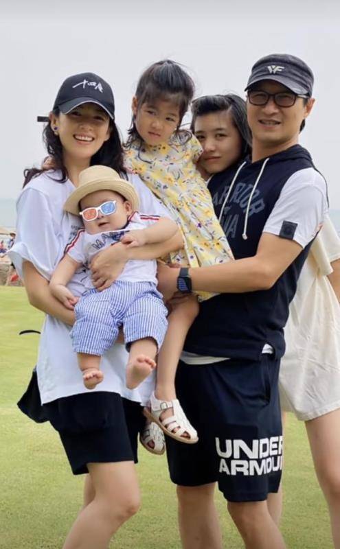 绝密|章子怡小儿子正脸绝密曝光!弟弟呆萌脸太可爱,身材胖嘟嘟