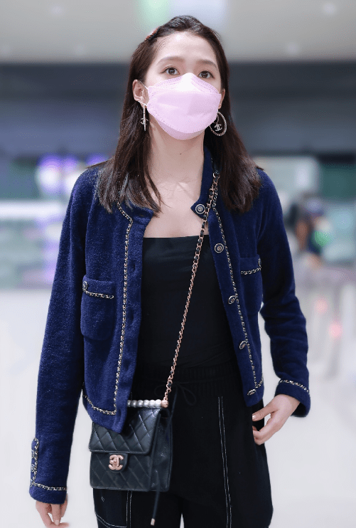 顶流|关晓彤身材被热议，从顶流女朋友到腰大脖子粗，她到底经历了什么