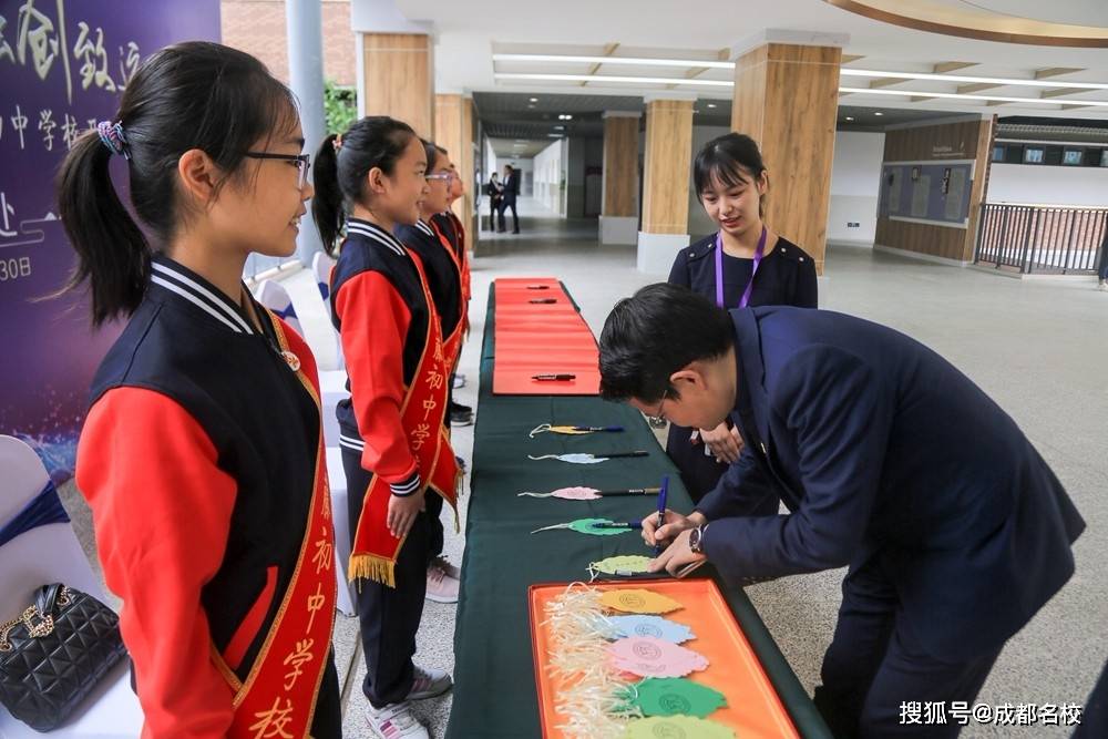 典礼分为至善,志高,致远,愿景四个篇章,从银都紫藤初中学子的国学诵读