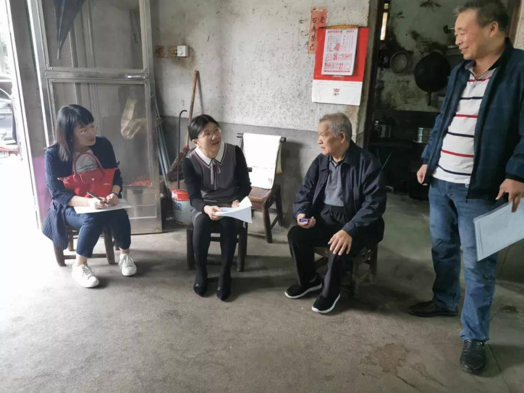 长沙市总工会节前开展“金秋送暖 爱心助困”活动
