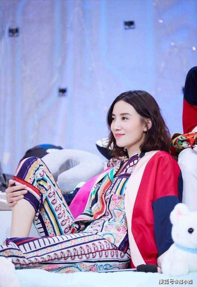 套装|张馨予又“夸张”了，穿大妈款印花睡衣走机场，佛系穿搭只服她