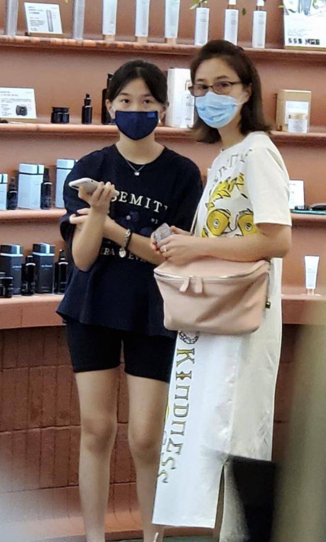 张家辉携关咏荷外出体贴照顾,身形消瘦面容憔悴