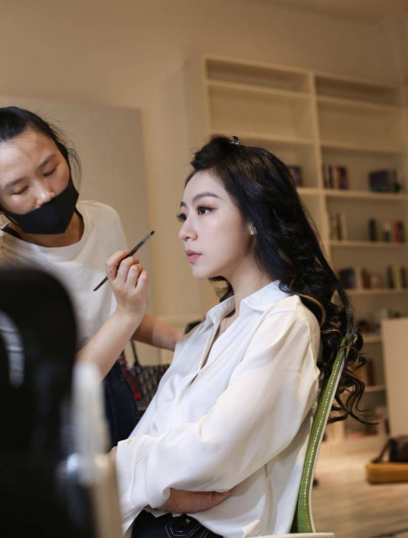 水友|KPL：女解说舆论接二连三，天云服装店涉抄袭？款式风格都不换