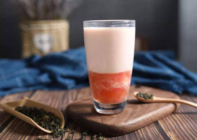 原创秋天里的第一杯奶茶,本以为是最浪漫的事,却把这位阿姨送进医院
