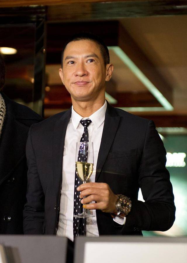 张家辉携关咏荷外出体贴照顾,身形消瘦面容憔悴