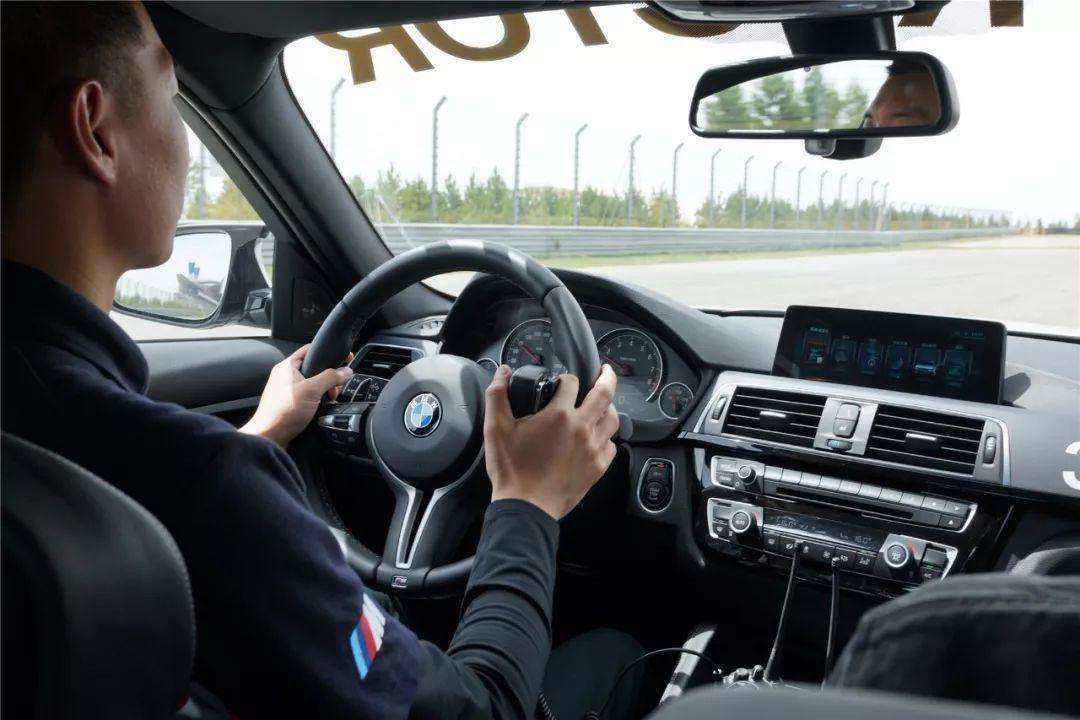 怎样才能学会自己开车呢 fbe71aa8955b48939c3503cee51c2684.jpeg