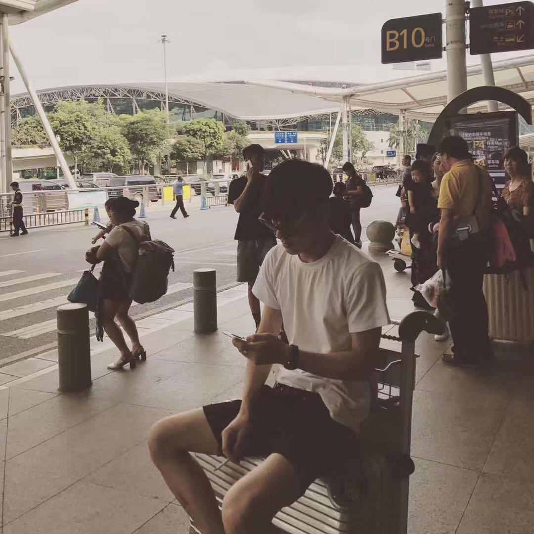 朋友|陈列设计师培训体验中赫时尚-坐在银行柜台前的，那根本不是我