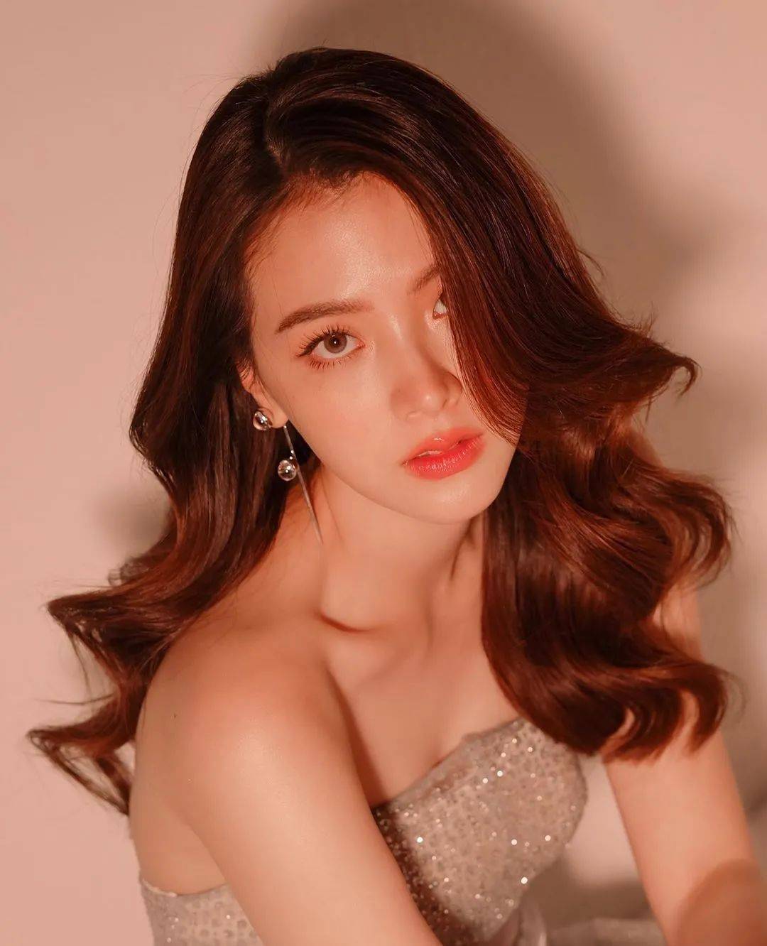 平采娜|甜美，婀娜，可御可纯，拥有1/4华人血统的她颜霸泰国娱乐圈！