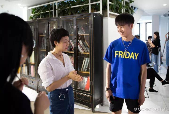 朋友|陈列设计师培训体验中赫时尚-坐在银行柜台前的，那根本不是我