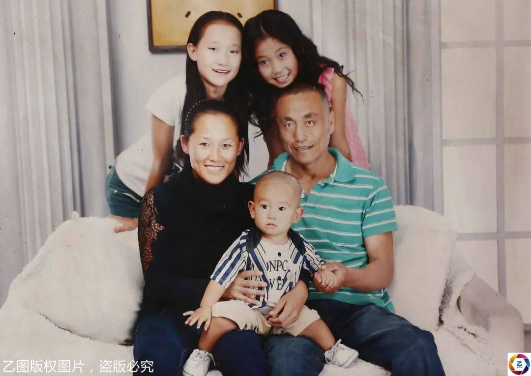 抹泪|一年多没见过女儿43岁男子中秋夜街头抹泪：带着儿子在外漂泊