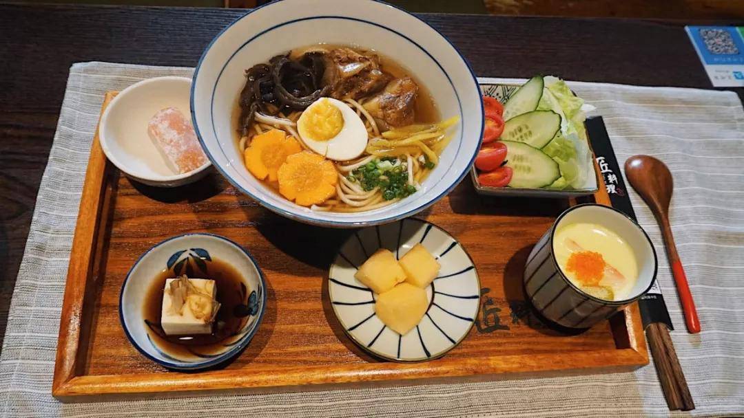 日本人奇葩的吃饭方式饭配饭