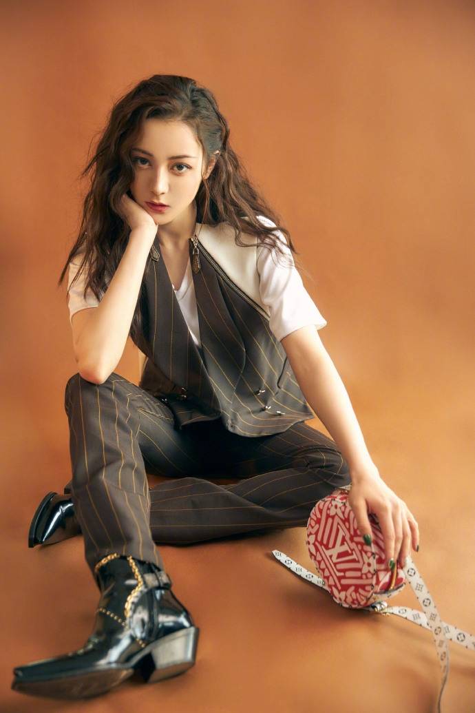 后所|别被胖迪两字骗了,当她换上裹身裙后所呈现出的腰,细到让人崩溃