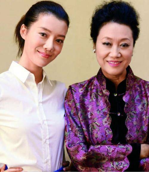 "国民婆婆"王丽云:与丈夫离婚成好友,女儿车晓成了她的依靠