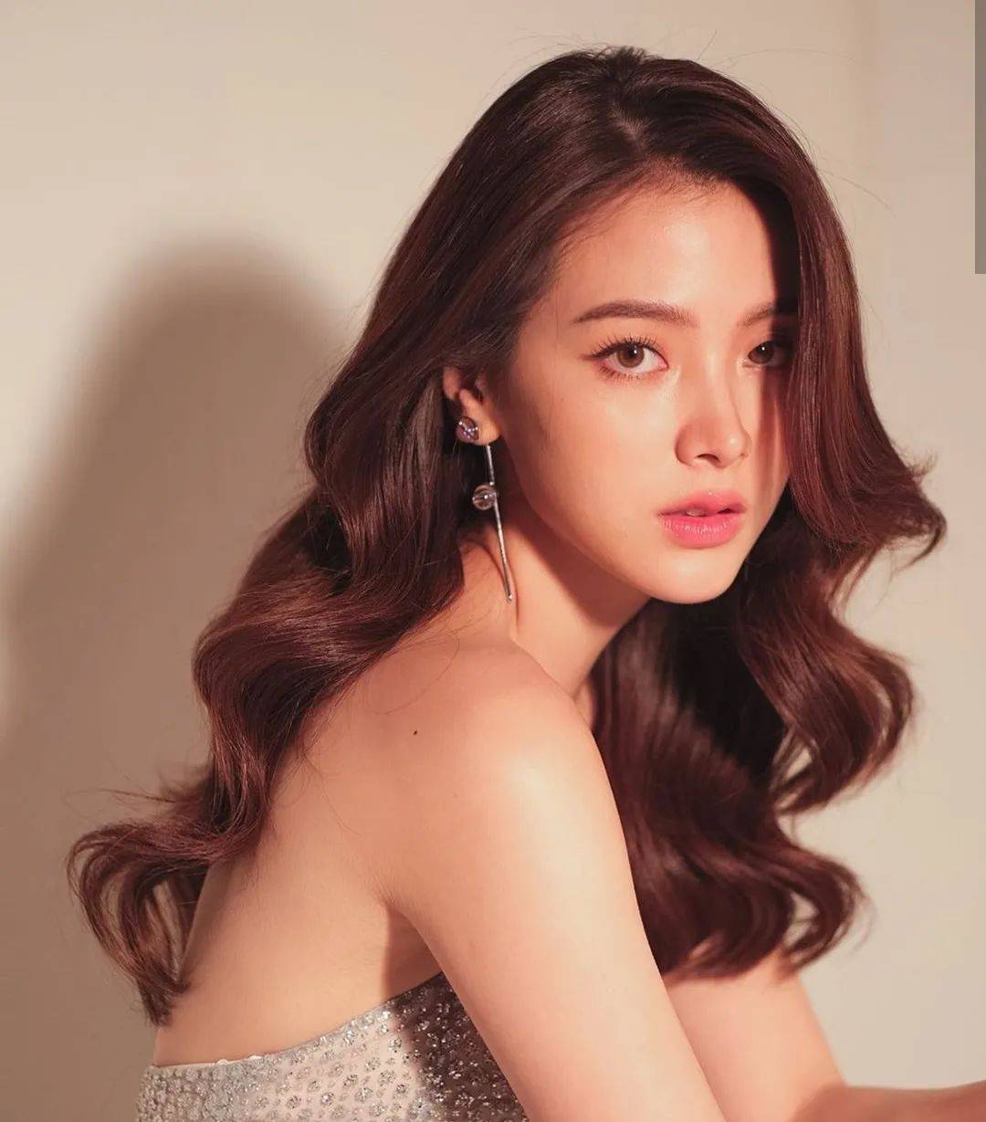 平采娜|甜美，婀娜，可御可纯，拥有1/4华人血统的她颜霸泰国娱乐圈！