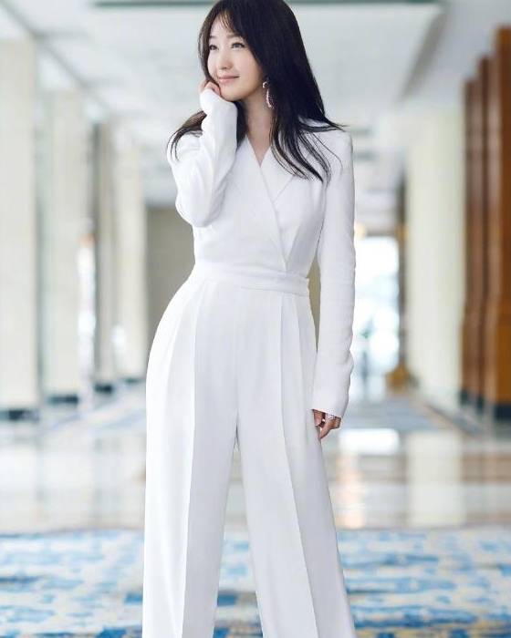 杨钰莹|当48岁杨钰莹撞上50岁许晴，才发现女人的美真的与年龄无关