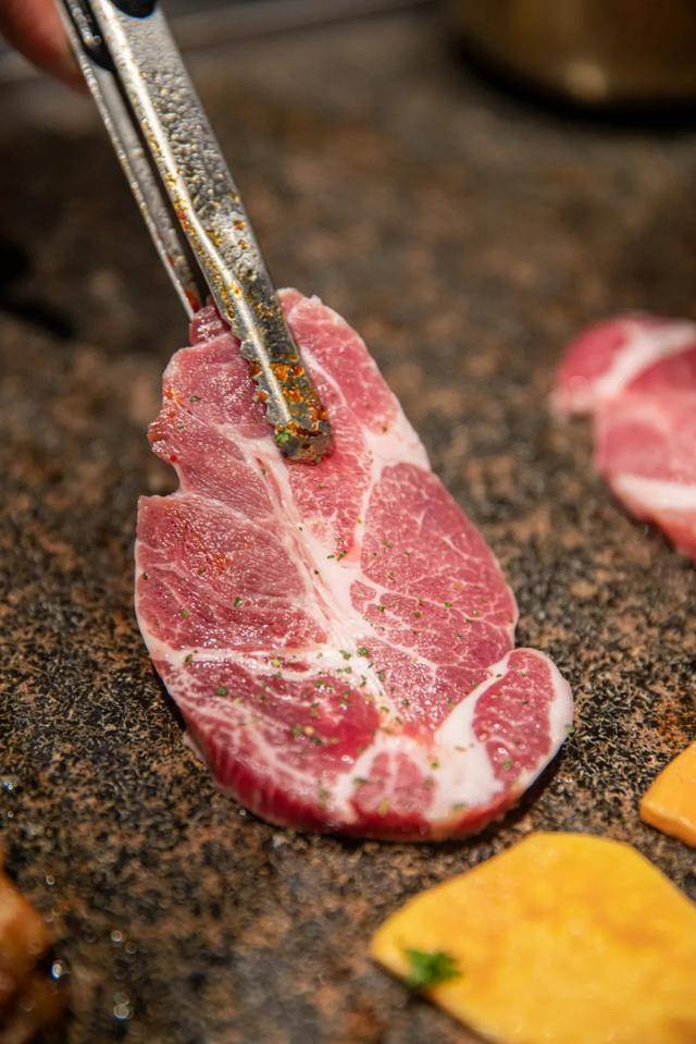 花图缘|竟然是在“石头”上烤？火了三年的韩式烤肉