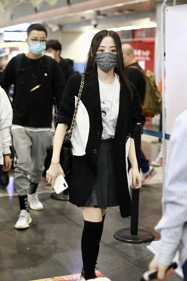 张靓颖现身机场获小男友陪伴超甜蜜,穿短裙美出新高度