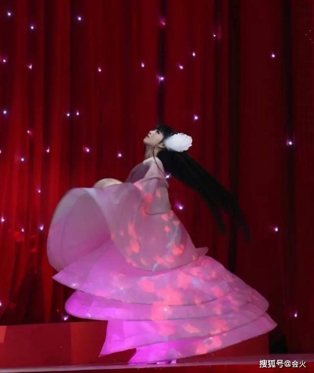 杨丽萍|原创杨丽萍侄女小彩旗吻戏引热议,李成儒评价:动真格了,因为有黏液