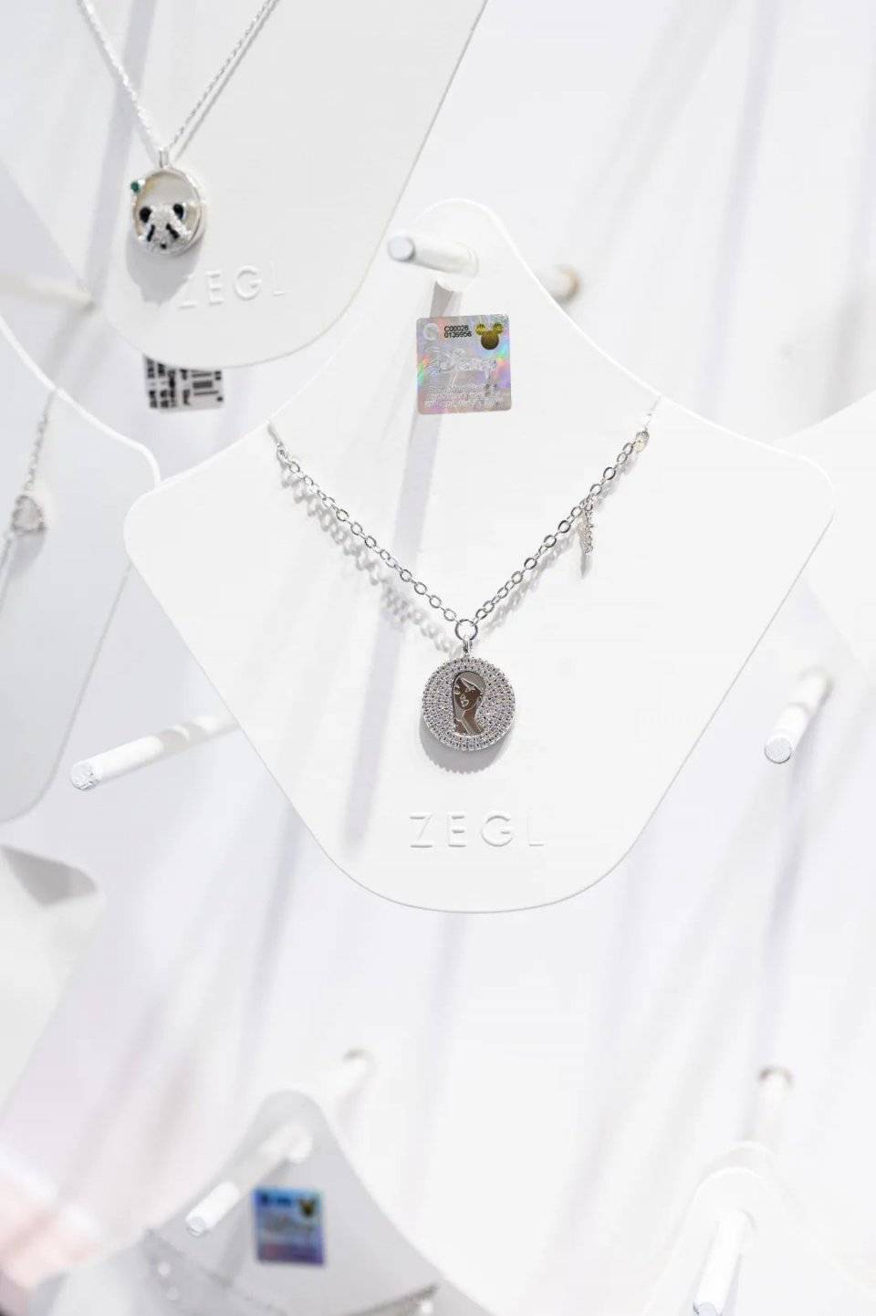 连明星|ZEGL线下体验店！超20000+配饰任挑任试，百元内轻松Get！