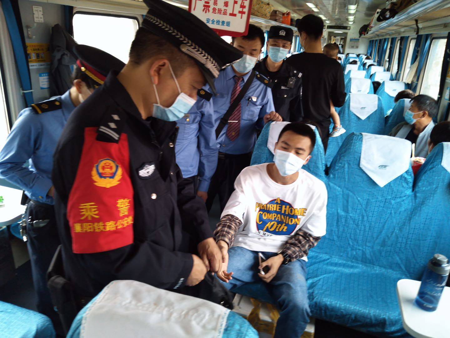 高铁列车有载客量高,流动性强的特点,这就给乘警工作提出了更高的要求