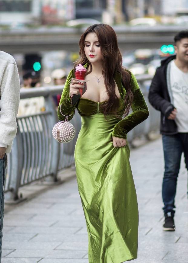 连衣裙|当夏的流行款来了，绿色裹胸连衣裙显高还衬肤，穿上身就变美！